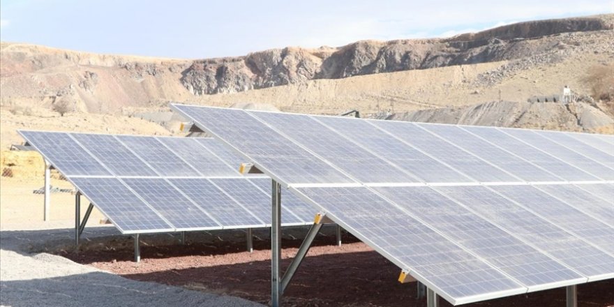 Niğde'de Bor Belediyesince kurulan güneş enerjisi santrali elektrik üretimine başladı