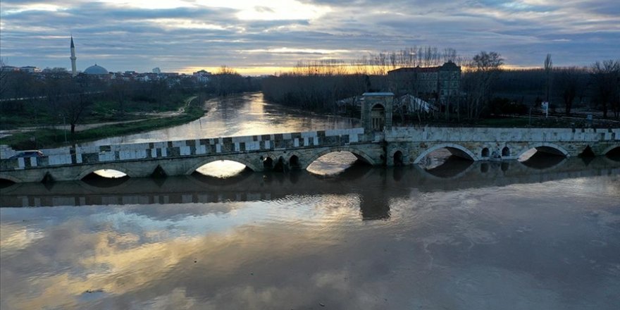 'Kırmızı alarm' seviyesini koruyan Tunca Nehri'nin debisi düşmeye başladı