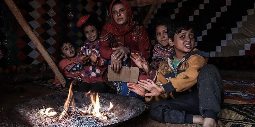 İdlib'de yerinden edilenlerin ısınmak için başvurduğu yollar hastalıklara davetiye çıkarıyor