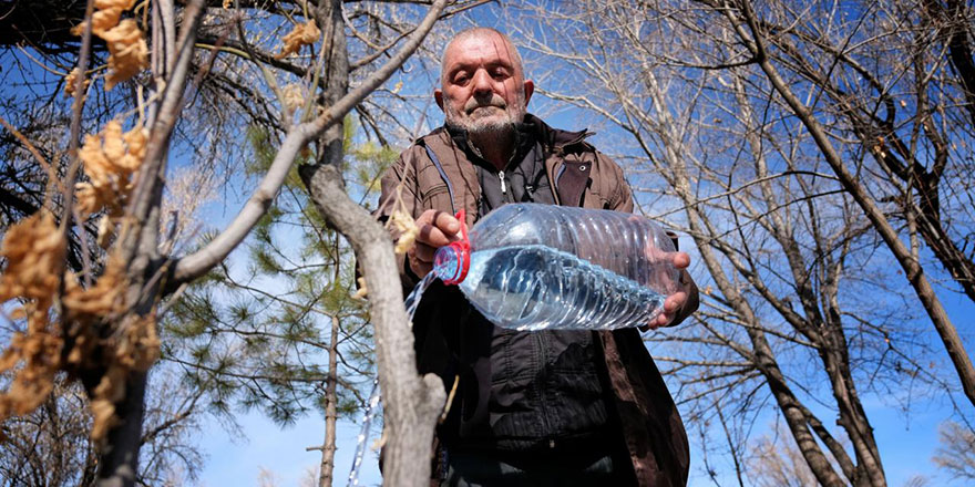 40 yıldır mezarlara ve yol kenarlarına fidan dikiyor