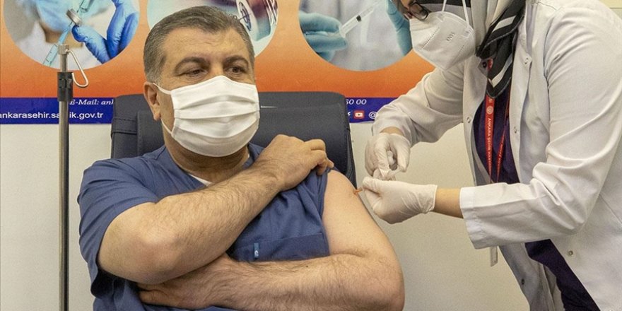 İlk CoronaVac aşısı Sağlık Bakanı Koca'ya yapıldı