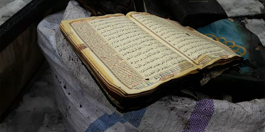 Cami yandı Kur’an-ı Kerimler hasarsız çıktı