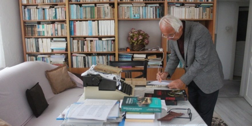 5 bin kitabın yer aldığı kütüphanesini satışa çıkardı