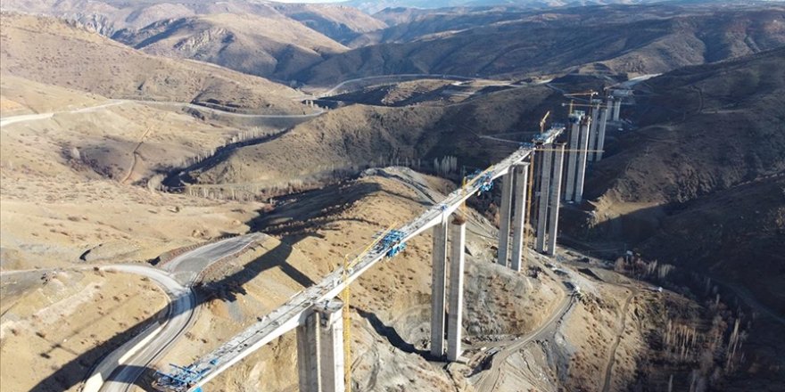 Türkiye'nin 'en yüksek ayaklı viyadüğü' vadinin iki yakasını bir araya getiriyor