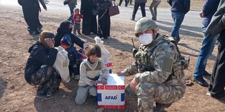 Mehmetçik, Barış Pınarı bölgesindeki üç köyde erzak dağıttı