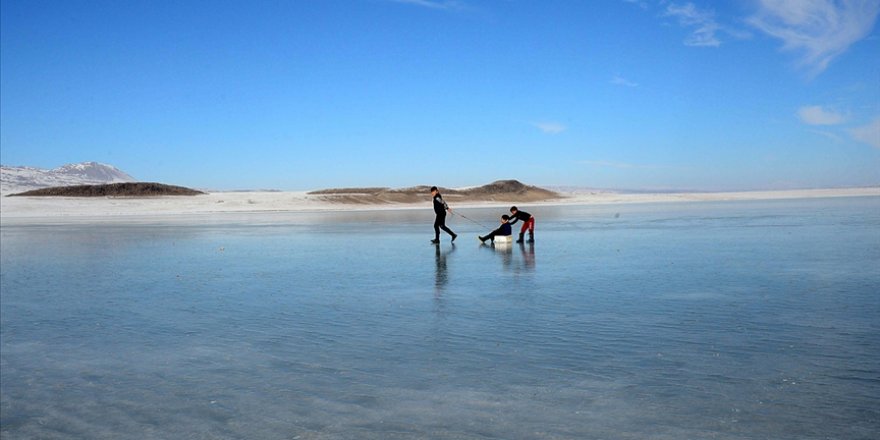 Dondurucu soğuklar nedeniyle buz tutan şelale ve göller görenleri hayran bırakıyor
