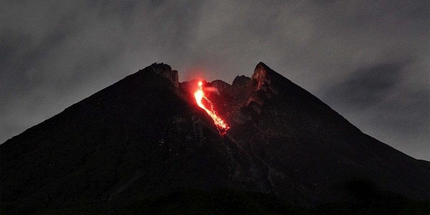 Endonezya'da Merapi Yanardağı son 6 saatte 36 kez lav püskürttü