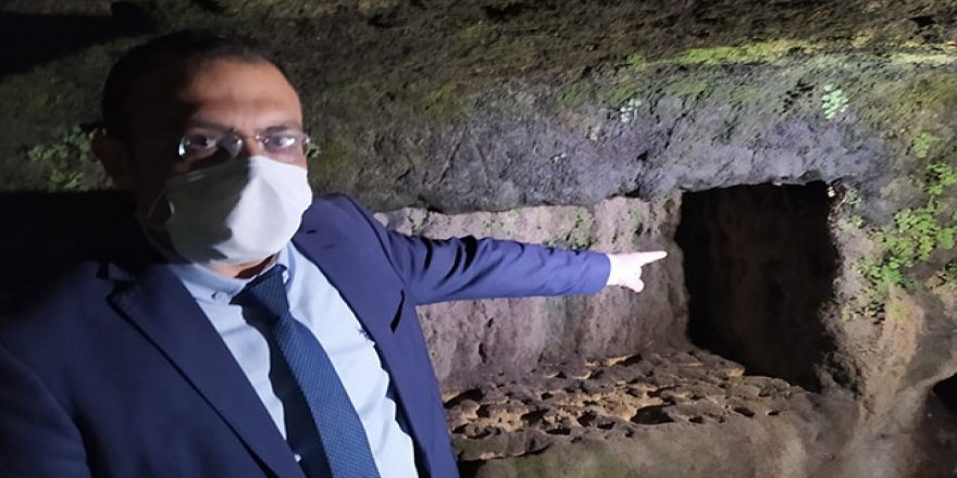 Tarsus'ta sular çekildi, kaya mezarları ortaya çıktı