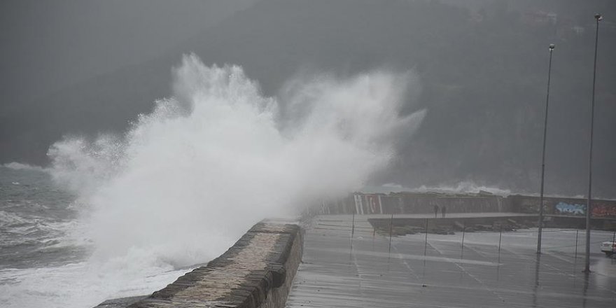 Karadeniz'de fırtına etkili oluyor