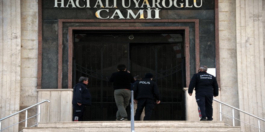 Namaz kılmak için girdiği camide mahsur kaldı