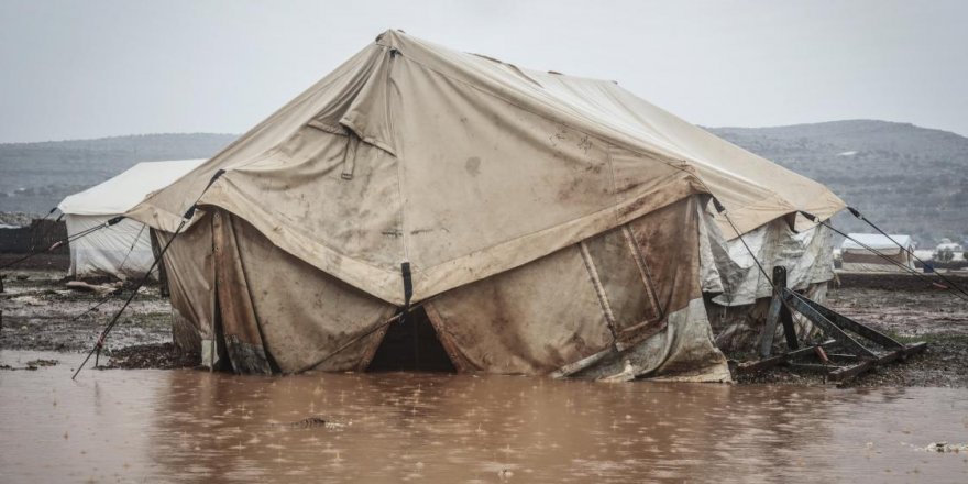 İdlib'de 9 yıldır her kış mevsiminde aynı çile: Çadırlar sular altında
