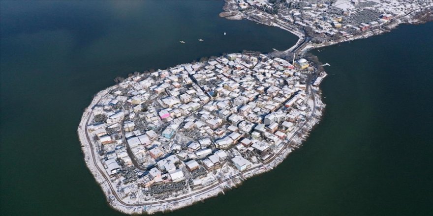 Uluabat Gölü'nün incisi 'Gölyazı' beyaz gelinliğini giydi