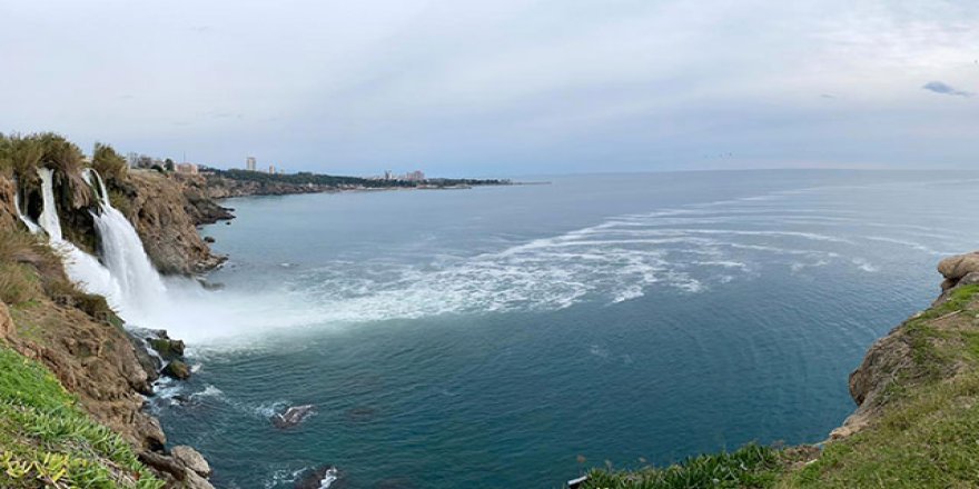 Zehirli köpükler denize yayılıyor