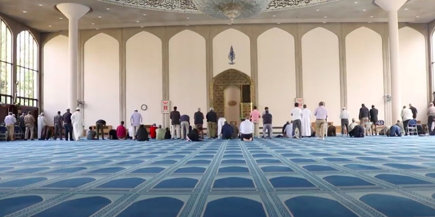 İngiltere'deki camilerden aşı ve çip açıklaması