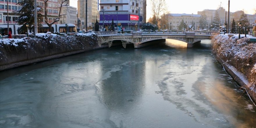 Eskişehir'den geçen Porsuk Çayı buz tuttu