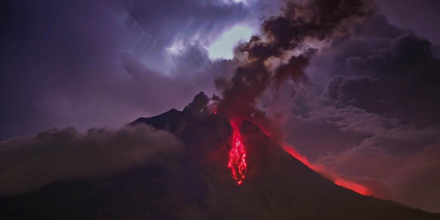 Endonezya'da Sinabung Yanardağı'nda patlama: Turuncu alarm verildi