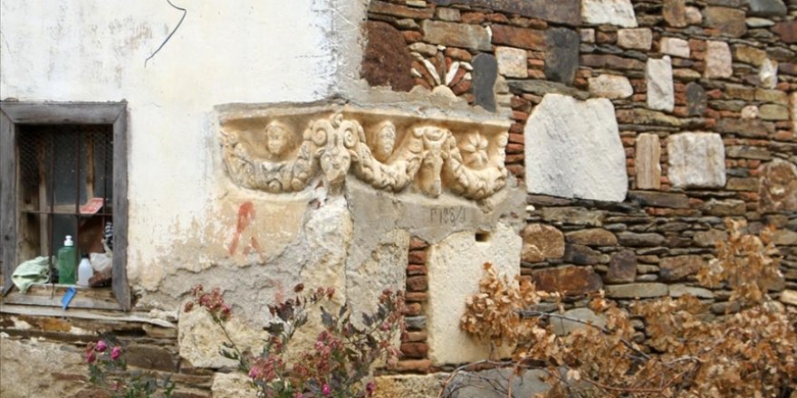 Manisa'da bir evin duvarında kullanılan antik lahit müzeye taşınacak