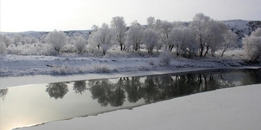 Sivas'ta kar ve buzla kaplanan Ulaş Gölü görsel şölen sundu