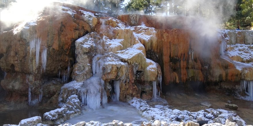 Afyonkarahisar'da 'Şifa Şelalesi'nin donmasıyla kartpostallık görüntü ortaya çıktı