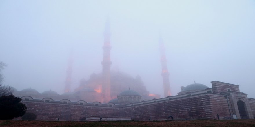 Sis altında kalan Selimiye Camisi gözden kayboldu