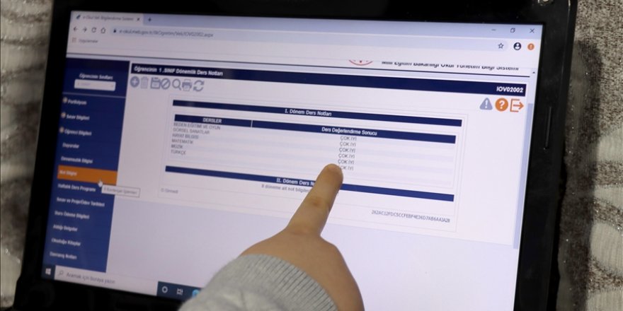 Eğitimlerini uzaktan sürdüren öğrenciler karne notlarına da uzaktan erişti