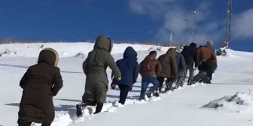 Köyde EBA'ya giremeyen çocuklar karlı yolları aşıyor