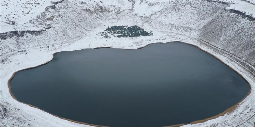 Aksaray'daki Narlıgöl, karlı görüntüsüyle ziyaretçilerine güzellik sunuyor
