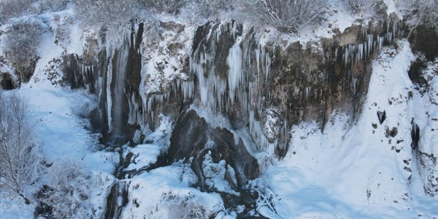 'Beyaz gelinliği'ni giyen Girlevik Şelalesi kışın da güzelliğiyle cezbediyor