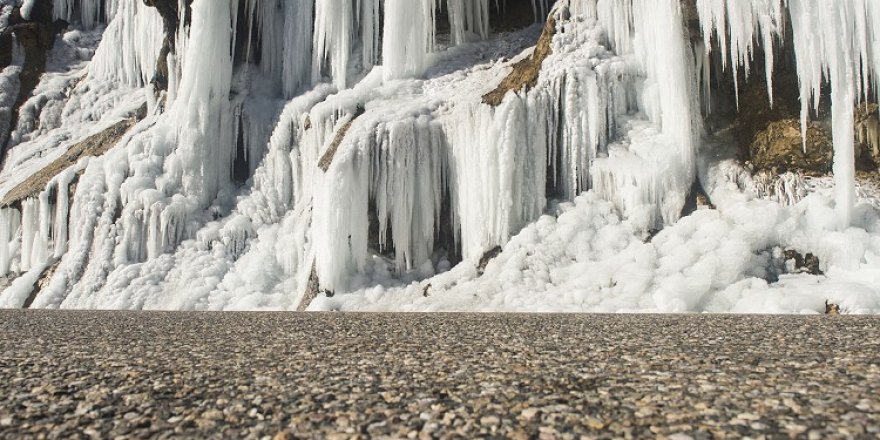 Buz tutan 'Ağlayan Kayalar' eşsiz güzellikteki Pülümür Vadisi'nin incisi oldu