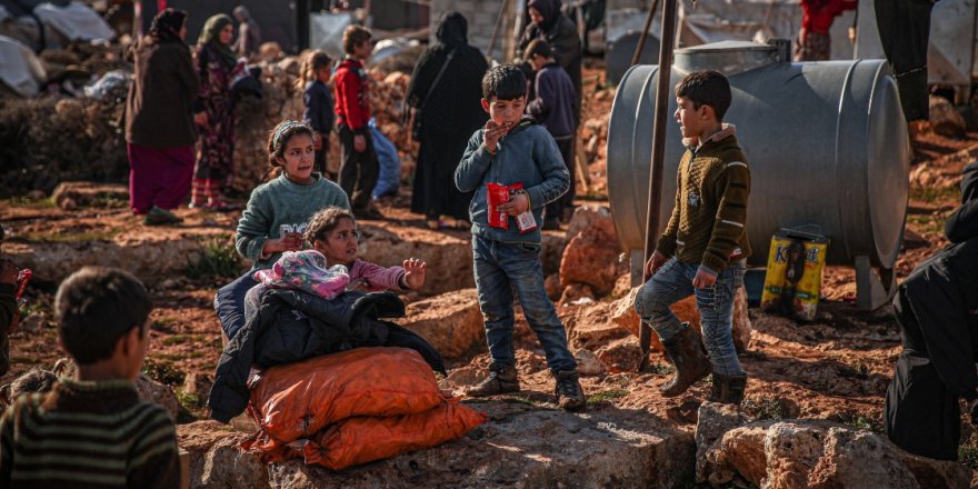 TDV, İdlib'deki sivilleri her yağmurda çamur içinde kalan çadırlardan kurtararak briket evlere taşıyor