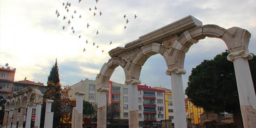 Antik şehirle modern şehir iç içe