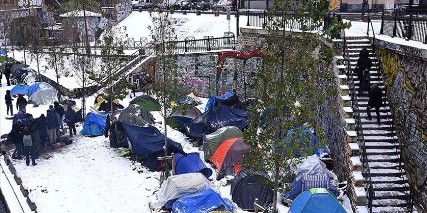 Paris'te soğukta kalan yaklaşık 150 göçmen ve mülteci kendilerini bir okula kapattı