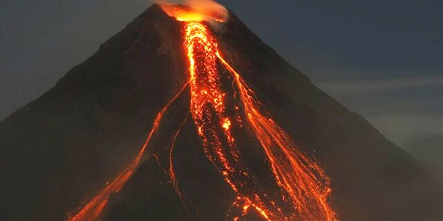 Yanardağ patladı alevler aşağı akmaya başladı