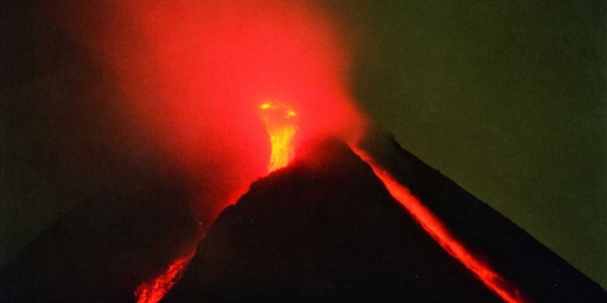 Endonezya'da Merapi Yanardağı'nda volkanik hareketlilik yaşandı