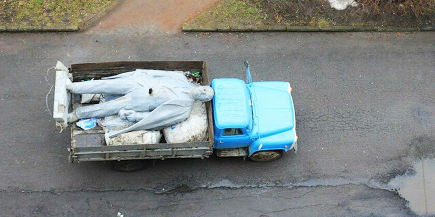 Ukrayna'da Lenin'in son heykeli de söküldü