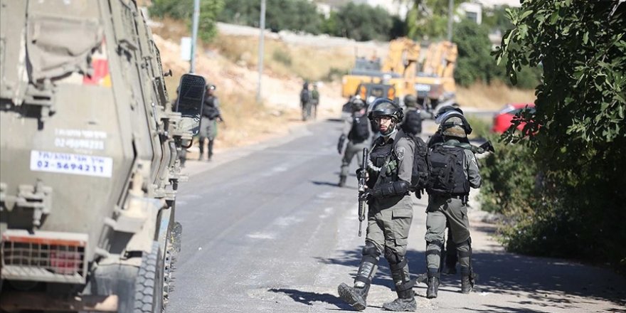 İsrail güçleri evlerine baskın düzenledikleri Filistinli aileye işkence etti