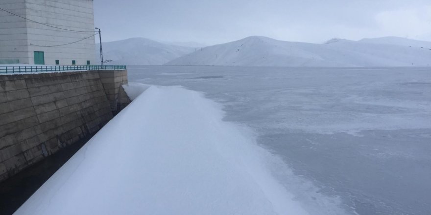 Yüksekova'da baraj gölü dondu