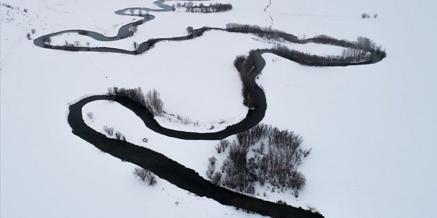 Bembeyaz örtüde süzülen Zamantı Irmağı'nın menderesleri kar altında göz kamaştırıyor