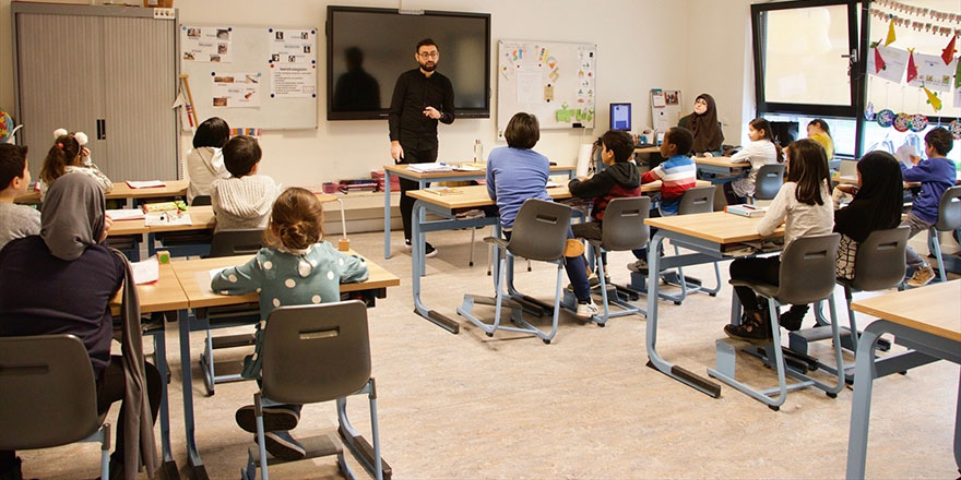 Hollanda'da ilkokul ve kreşler 8 Şubat'tan itibaren tekrar açılıyor