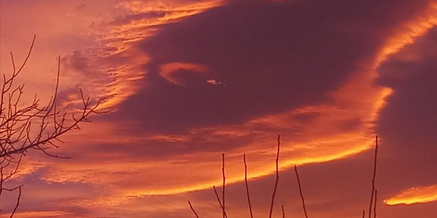 Düzce'de bulutlarda oluşan ay yıldız silueti görenlerin ilgisini çekti