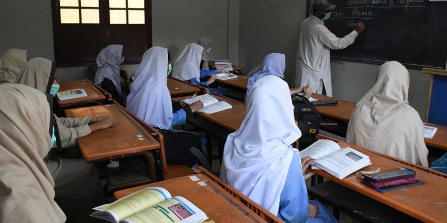Pakistan yüz yüze eğitime geri döndü