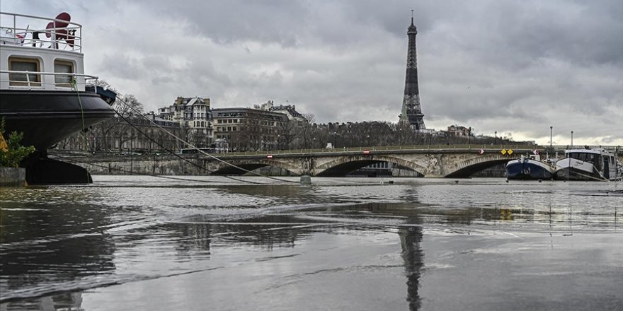 Paris'te Kovid-19 nedeniyle 3'üncü kez sokağa çıkma kısıtlamasına gidiliyor