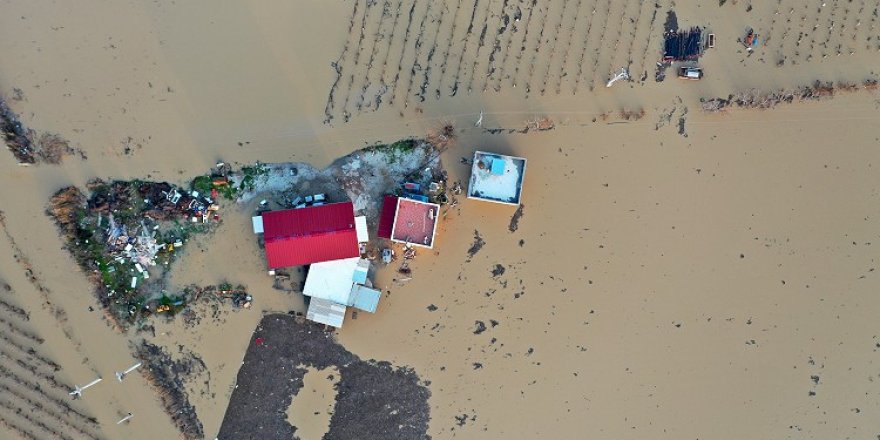 Manisa'da su basan alanlarda mahsur kalan kişiler kurtarıldı