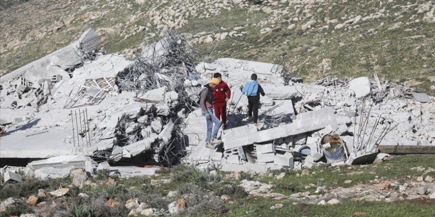 Kudüs'te bir aile işgalci İsrail'in baskısıyla evini kendi elleriyle yıkmak zorunda kaldı