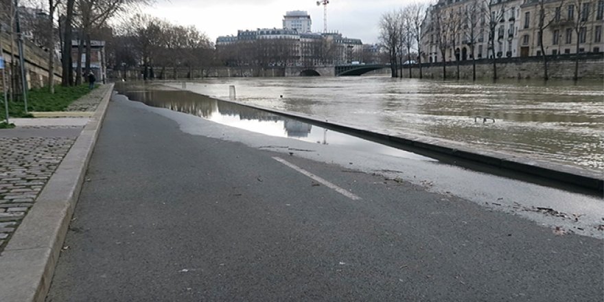 Paris'te Seine Nehri suları yükseldi, bölge trafiğe kapatıldı