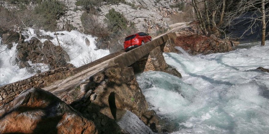 Sağanakla debisi artan Üzümdere Irmağı görsel şölen sunuyor