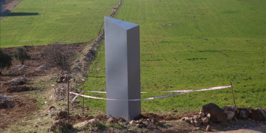 Göbeklitepe yakınlarındaki metal blok meraklı vatandaşların akınına sahne oluyor