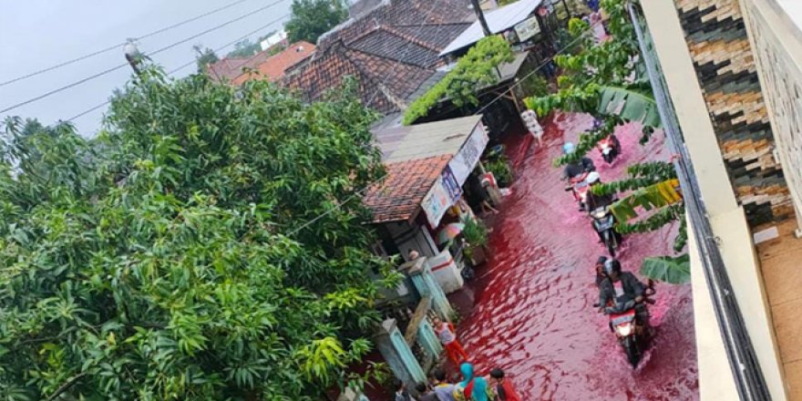 Endonezya'da sel suları atık boya ile karıştı, sokaklar kırmızıya büründü