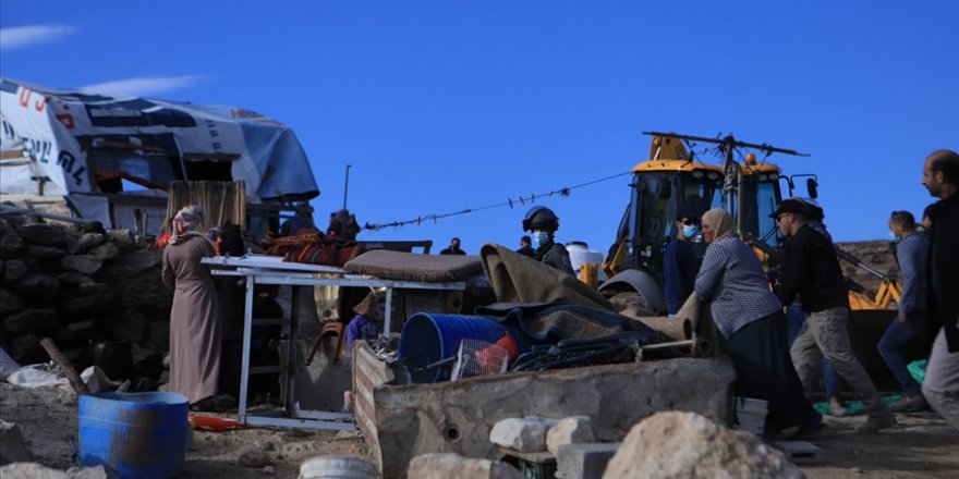 İsrail, Filistinli aileye evini kendi elleriyle yıktırdı