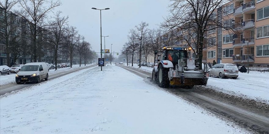 Hollanda’da kar fırtınası nedeniyle kırmızı alarm verildi
